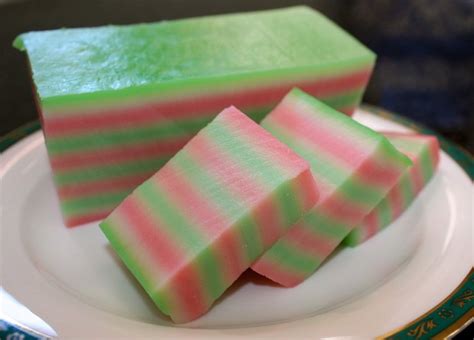 Perbedaannya cuma disitu saja, jadi tidak akan gagal. Resep Lapis Tapioka Talaran Gelas - Kue Lapis Beras Tahan ...