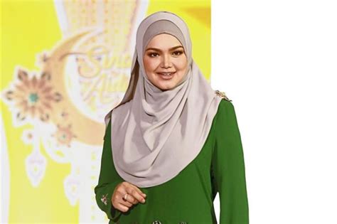 Dato' sri siti nurhaliza & kenny ong producer : Siti Nurhaliza shows trim figure 44 days after birth of ...