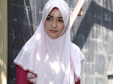 Citra kirana memutuskan berhijab selain karena dorongan dirinya sendiri juga terkait musabab lain, yakni sang ayah. Foto Foto Cantik Citra Kirana Berhijab - YouTube