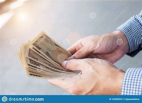 With technical analysis and the reading of chart patterns, investors are often taught to ignore the fundamentals, and instead, simply follow the price action. Businessman Hand Holding Japanese Yen Banknote Stack ...