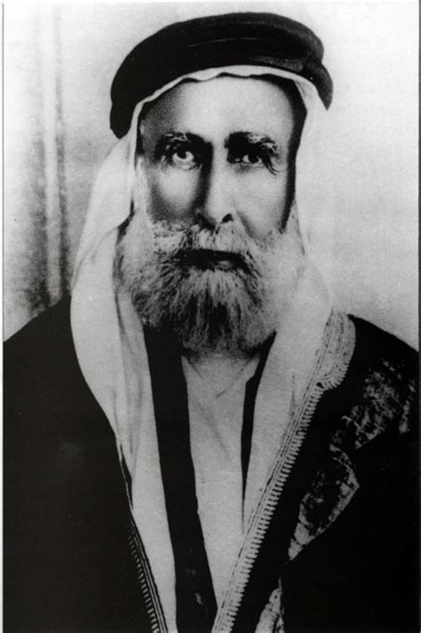 ولد الملك علي في مكة عام 1879 من أبوين هاشميين هما الشريف حسين بن علي والشريفة عابدية بنت عبد الله بن عون، وتلقى هناك دروسًا في اللغة العربية والقران الكريم والعلوم الأخرى، وفي عام 1887 توفيت والدته الشريفة. الحسين بن علي الهاشمي ملك العرب1854 - 1931