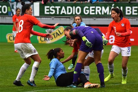 Y figura del partido fue endler, especialmente por su espectacular atajada en los descuentos. VIDEO | Tiane Endler se enfureció con uruguaya por esta ...