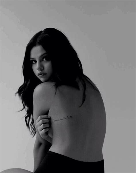 Both musicians got arrows tattooed near their wrists, so that when they hold hands, the arrows point at one another. Selena Gomez her tattoo tho 👌 | Tattoo photoshoot, Selena ...