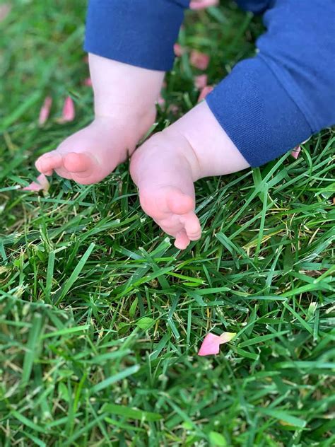 Oft fangen babys um den zehnten monat dann an das erste mal an der hand der eltern zu laufen. Laufen lernen: So unterstützt Du Dein Kind bei den ersten ...