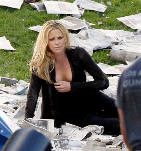 • most of the scene where charlize theron appears in the 2008 motion picture hancock. Hancock 2008 | Charlize theron, Sinema, Ünlüler