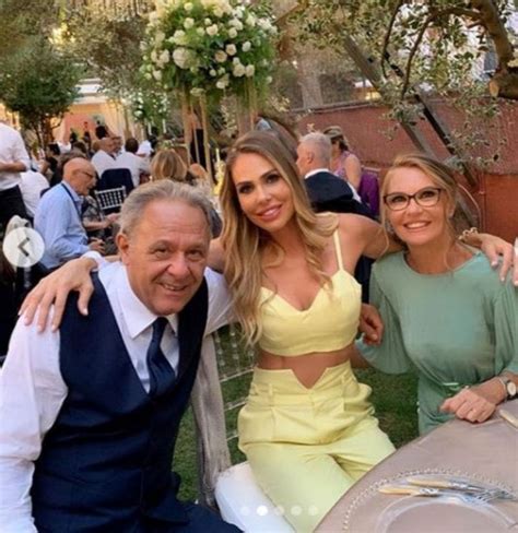 Ilary blasi sommersa di insulti su instagram per il vestito indossato al matrimonio della sorella ilary blasi, per fortuna, su instagram, ha anche delle fan fedelissime che la difendono sempre, nel bene e. Avete mai visto la mamma di Ilary Blasi? Chi è Daniela ...