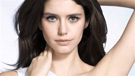 Voir plus d'idées sur le thème belles femmes, femme, actrice. Turkish actress Beren Saat is a fan of Lebanese singer ...