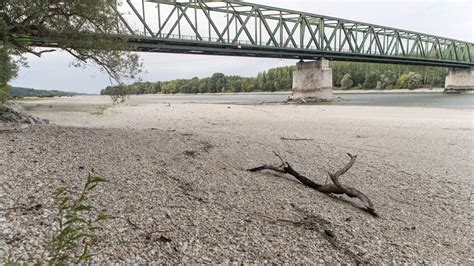 Ahol máskor víz hömpölyög, most emberek sétálnak: A Duna vízállása megközelítheti a valaha mért legkisebb ...