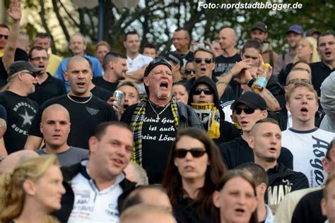 Supporters of both teams during the derby, showed stolen materials from each other, there was also a lot of pyrotechnics. 300 Hooligans vernetzen sich in Dortmund gegen Salafisten ...