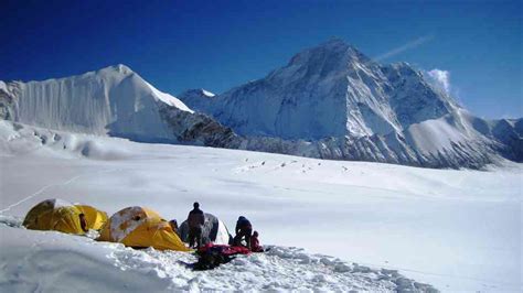 Climbers will usually approach baruntse from the south and climb mera peak to acclimatise. Baruntse und Mera-Peak