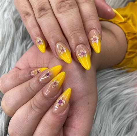 You can use the toothpick to add tiny dots to the background, or other thin designs. 40+ Glam Dried Flower Nail Designs For Spring 2020 - The ...