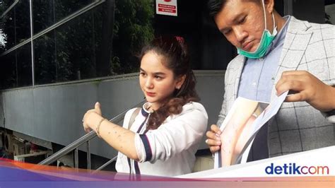 Apakah sangat memanjakan mata kalian yang telah monontonnya. Viral Goyang TikTok Hana Hanifah, BIN: Itu Bukan di Kantor Kami