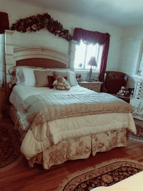 This video contains burgundy bedroom decoration which includes burgundy comforters and bedding sets. Beautiful dreamer. Romantic bedroom in tones of ivory ...