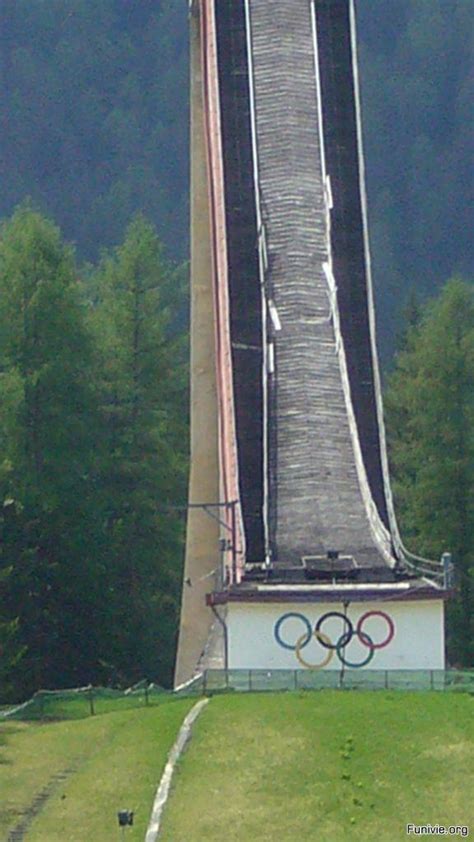 Lo stadio olimpico del ghiaccio di cortina è stato sede della cerimonia ufficiale di inaugurazione delle vii0 olimpiadi invernali e la fiamma olimpica ha brillato in questo impianto durante tutti i giorni. Cortina, trampolino olimpico - Trampolino olimpico Cortina ...