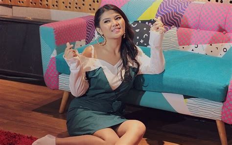 Nia ramadhani masih menduduki trending topic di twitter pada selasa (2/2/2021) siang. Nia Ramadhani-Jedar 'Jijik', Meldi Cuek Koar-Koar Ejek ...