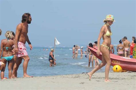 È a un passo dal diventare resistente ai vaccini. Andrea Pirlo con la moglie Deborah: vacanze da fidanzatini ...