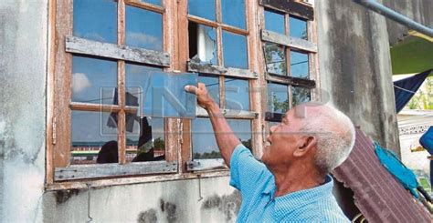 Mencuci tingkap kereta dengan air biasa sudah mencukupi. Rumah rosak terkena serpihan bom | Harian Metro