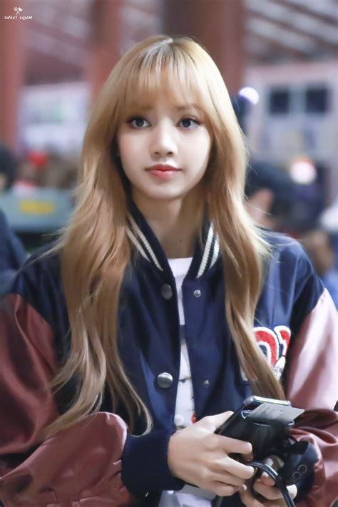 Para las imágenes, lalisa utilizó un top en forma de lazo de la firma celine, además de un maquillaje en tonos tierra que le dieron una apariencia natural, su cabello despenado y accesorios en colores plateados. Lalisa Manoban "Lisa" | BLACKPINK pobre Wiki | Fandom