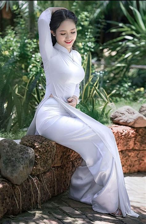Besides suits and dresses nowadays, men and women can also wear áo dài on formal occasions. Pin on Ao Dai