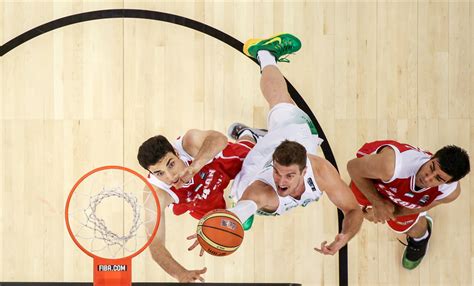 España ha salido dominante de inicio y se apropia de la posesión, pero se ha visto sorprendida por una jugada desafortunada en la que unai simón no ha conseguido atrapar el pase atrás de pedri. Mundial Baloncesto España´14 (Día 2). Ayer ya es historia ...