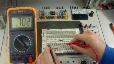 Cuando conectamos muchas lámparas en serie en un circuito estamos aumentando la resistencia del incluso, es decir, a los electrones les resulta más difícil circular y, por lo tanto, la intensidad es menor. espinosaelectronica: mediciones en una protoboard en un ...