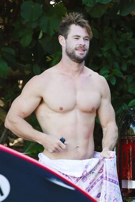 Chris hemsworth is known for portraying marvel comic book hero thor in the film series of the same name, and for his starring roles in 'snow white and the huntsman' and 'rush.' after attending heathmont secondary college, the aspiring star snagged minor roles in television shows down under. เปิดภาพอกสามศอกของ Chris Hemsworth ที่ทำให้ช่วงเวลานี้มี ...