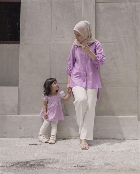 Baju couple muslim yang satu ini bakalan membuat kamu dan pasangan bagai putri dan pangeran deh. Gambar Baju Yang Serasi Buat Acara Haqiqah Anak - 98 ...