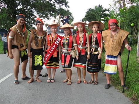 Traditional clothing around the world. SPECIALITY OF SARAWAK: TRADITIONAL DRESS IN SARAWAK