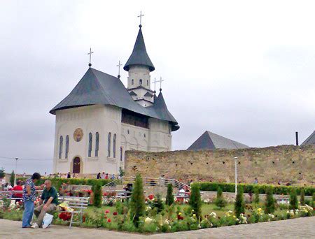 In aceasta sfanta manastire, femeile nu au acces. Manastirea Hadambu