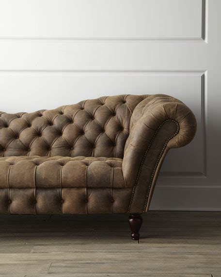 Uma espécie de sofá sem encosto ou braço extremamente charmoso e que dá. Oak Leather Recamier Sofa 90.25"