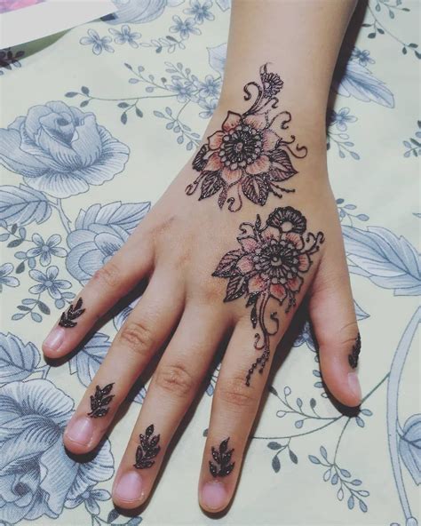 Oleh karenanya, henna sering digunakan sebelum melahirkan/ketika hamil dan sebelum pernikahan untuk calon pengantin. √ 60+ Gambar Motif Henna Pengantin: Tangan dan Kaki yang ...