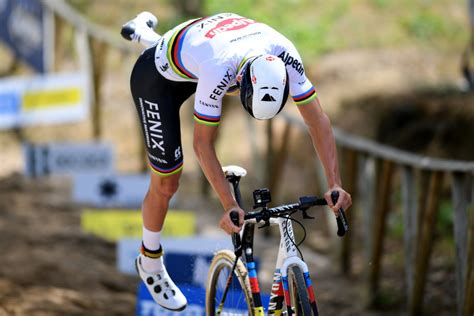 Freuen sie sich auf schöne urlaubstage in auf der insel poel. Thibau Nys troeft Mathieu van der Poel af in Slag om ...