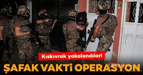 Operasyon kapsamında gözaltına alınan bazı şüpheliler adana adli tıp birimindeki sağlık kontrolünün ardından emniyet müdürlüğüne götürüldü. Son dakika: Adana'da şafak vakti operasyon! Kıskıvrak ...