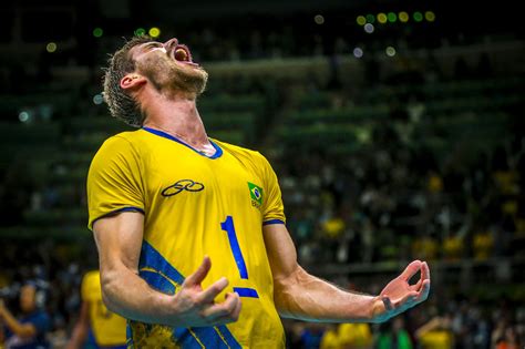 Com o resultado, a seleção brasileira de vôlei masculino soma duas vitórias em com autoridade de uma das camisas mais vitoriosas da história do vôlei, o time foi passando por cima dos chilenos desde o 10 a 6 e só parou no final do set. Pin de Juliana Vieira em Sports em 2020 | Vôlei masculino ...