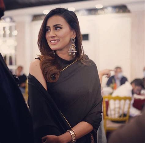 Madiha naqvi anchor biography, height, age, boyfriend, birthday, husband, net worth, family, sister name, brother name, weight, education & qualification known facts and more. Madiha Naqvi Beautiful Pictures | Reviewit.pk