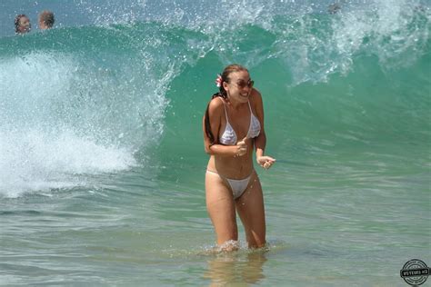 Looking for more camel toe? Cameltoe on the beach - Voyeur Videos