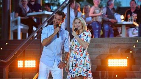 Sind beatrice egli und florian silbereisen mehr als nur kollegen? Florian Silbereisen flirtet mit Sängerin Beatrice Egli ...