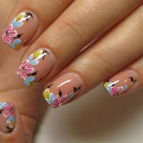 Esmalte brillante con flores violetas y rosadas se usó mucho el 2017. Pin de Estefanny Fuentes en decorado corporal | Diseños de uñas mariposas, Manicura de uñas ...