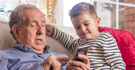 Si ya te hemos convencido para que celebres el día de los abuelos planeando el próximo viaje intergeneracional, ahora queremos proponerte alguno de los mejores destinos para viajar con niños y abuelos. Da de los abuelos