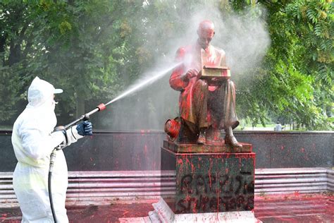 Indro montanelli with his rented child bride does not deserve a statue. Sul caso Montanelli non si può applicare il principio di ...