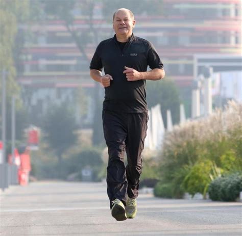 In interviews wirkt er überlegt, ruhig, fast schon leidenschaftslos. Olaf Scholz: Meine Frau hat mich zum Joggen überredet - WELT