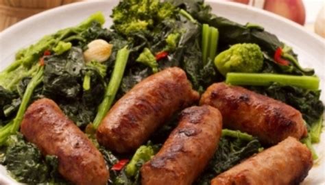 Un primo piatto della cucina italiana tipico della cucina della cucina mediterranea. Salsiccia e broccoli di rape - Ntacalabria.it