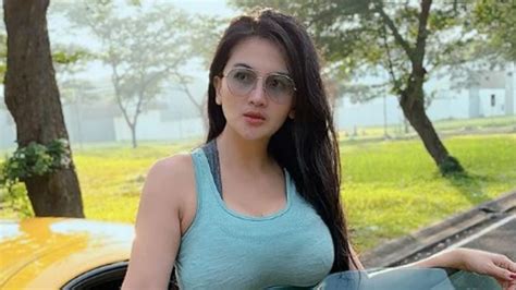 Pesona Dianna Dee, Wanita Pemersatu Bangsa Saingan Tante ...