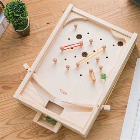 Wer anfängt spielzeuge zu bauen, wird er wird sich über das neue holzspielzeug genauso freuen wie ihre kinder! DIY Wooden Pinball Machine in color | Holzspielzeug selber bauen, Babyspielzeug holz, Flipper