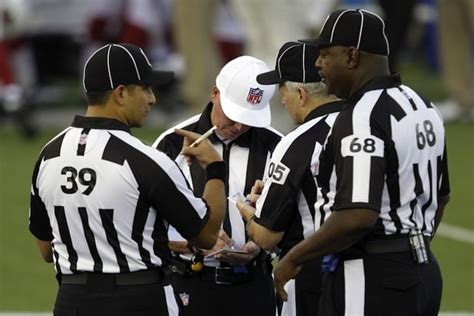 In comparison, the average referee outside of the nfl makes around $16.26 per hour. Let's Just Turn the Refs into Lasers | VICE Canada