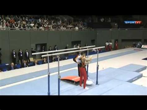 O aparelho é formado por dois barrotes paralelos, 1 apoiados em dois suportes de metal. Copa do Mundo de Ginástica TOKYO 2013- Masculino ...