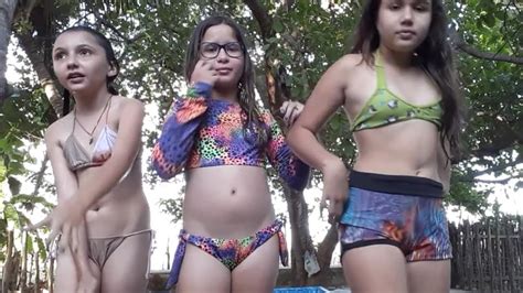 Enquanto as férias não acabam, as irmãs alice e malu convidam a coleguinha madu para um novo desafio da piscina. Desafio da piscina