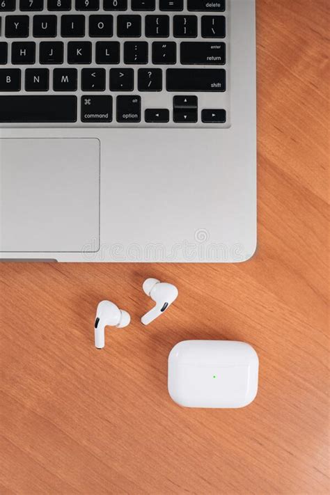 Apple's airpods and airpods pro are a great way to listen to music, video, podcasts, and more without the annoying wired tether. MacBook Air And Case Logic Case Editorial Photo - Image of ...