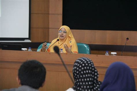 Sungguh dalam konteks ini sangat rasional adanya sebuah jawaban terhadap suatu pertanyaan: Keluarga Miliki Peran Penting Dalam Pembentukan Perilaku ...