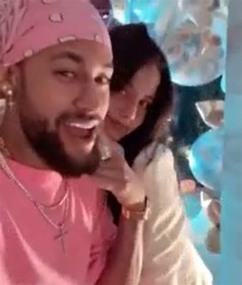 Emilia mernes marcou presença na virada de ano na mansão de ney em mangaratiba, rio de de acordo com o jornal extra, neymar e emilia se conheceram em miami, nos estados unidos, há mais. La relación entre Neymar y Emilia Mernes, una de las ...